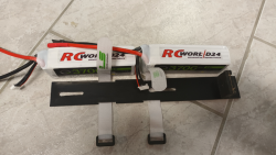 Liporutsche aus 3mm GFK für die beiden 5S / 3700mAh Antriebslipos