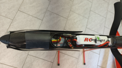 Anordnung aller RC-Komponenten unter der Rumpf-Haube 