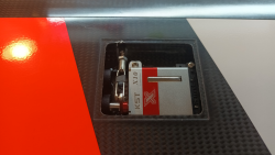 KST X10 in Rahmen mit Gegenlager auf allen Flächenservos mit ALU-Servohorn 